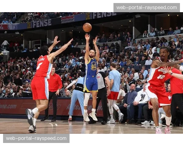 勇士133-112大胜灰熊，库里复出首战砍下31分7助攻