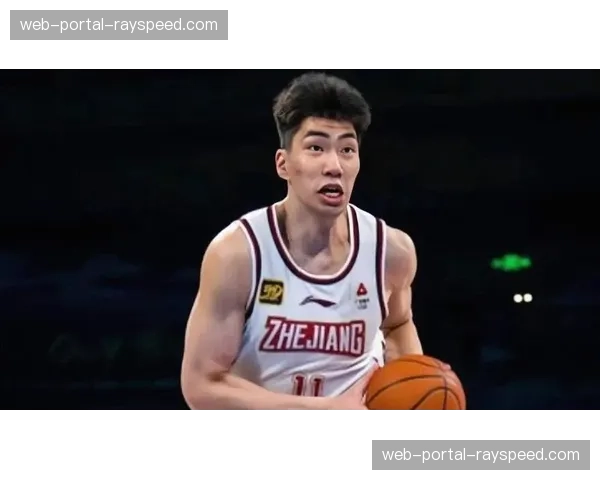 赛场特写：关键时刻，浙江队余嘉豪成功低位单防对手，随后长传发动快攻得分