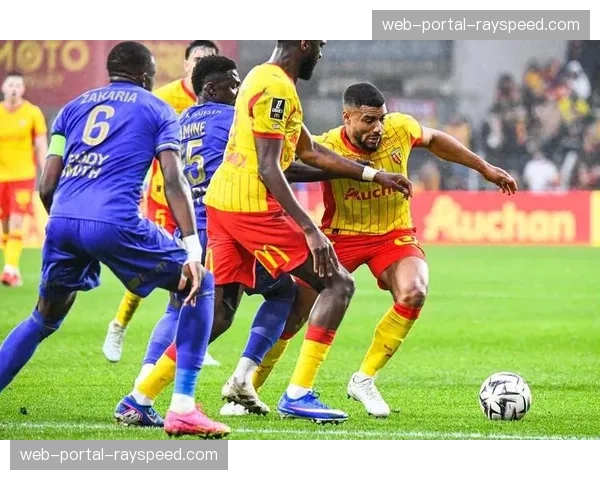 中场观察：斯特拉斯堡利用对手角球进攻未果，完成三次高质量快速反击